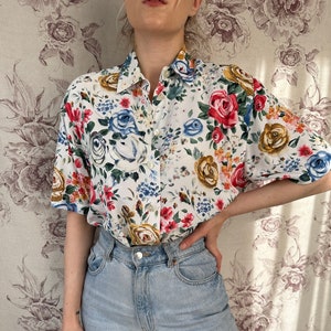 Blusa vintage bianca con stampa rose multicolor, elegante camicia da donna in viscosa leggera a maniche corte immagine 1