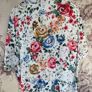 Blusa vintage blanca con estampado de rosas multicolor, elegante camisa de mujer de viscosa ligera de manga corta imagen 9