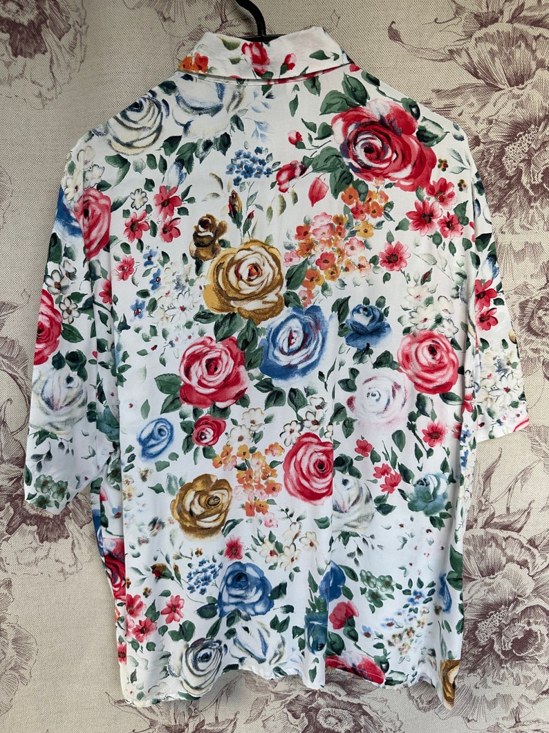 Blusa vintage bianca con stampa rose multicolor, elegante camicia da donna in viscosa leggera a maniche corte immagine 9