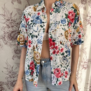 Blusa vintage bianca con stampa rose multicolor, elegante camicia da donna in viscosa leggera a maniche corte immagine 7