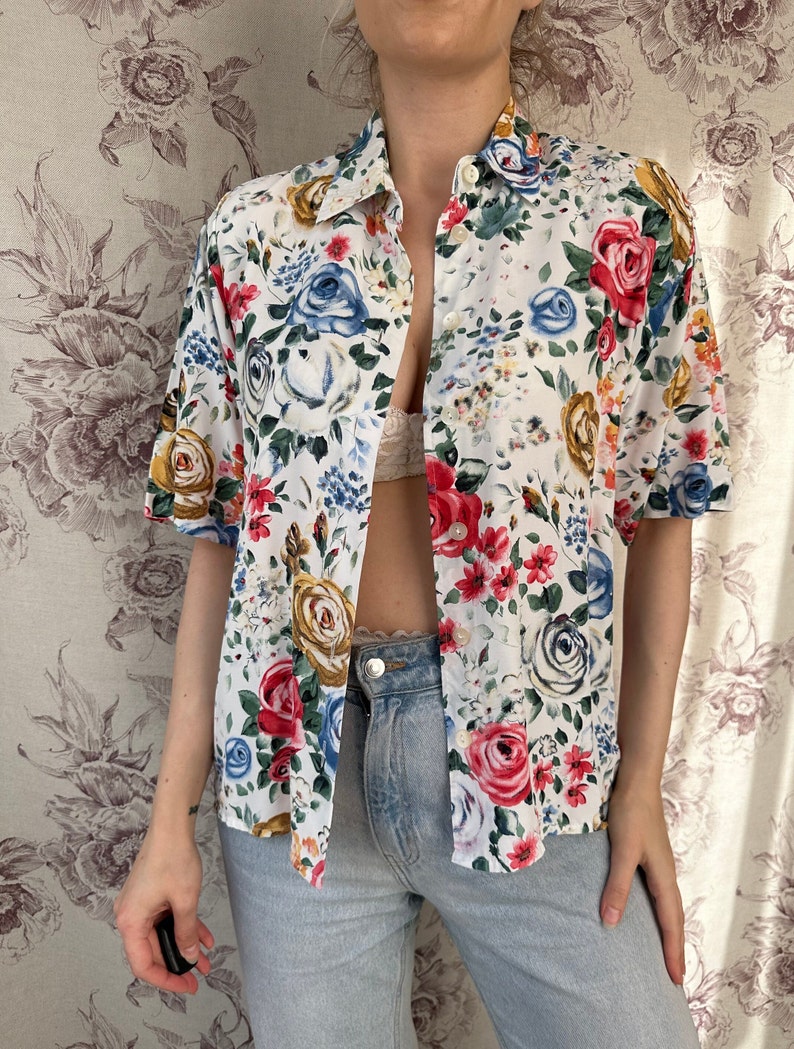 Blusa vintage blanca con estampado de rosas multicolor, elegante camisa de mujer de viscosa ligera de manga corta imagen 7