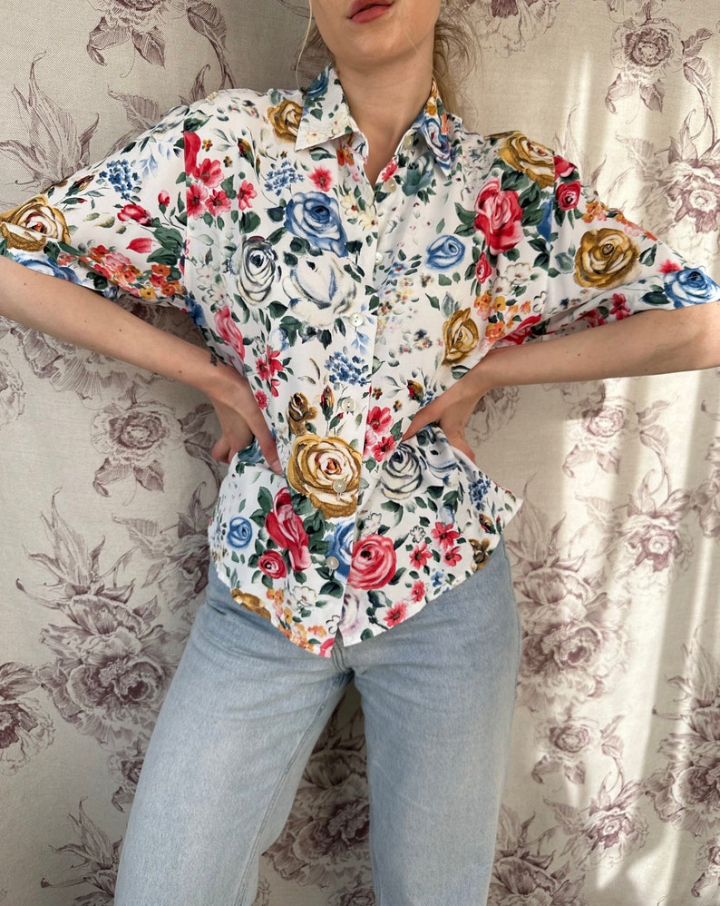 Blusa vintage bianca con stampa rose multicolor, elegante camicia da donna in viscosa leggera a maniche corte immagine 2