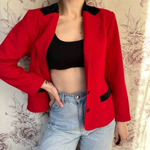 Blazer rojo vintage con detalles de terciopelo negro, elegante chaqueta de mujer de los años 90 imagen 4