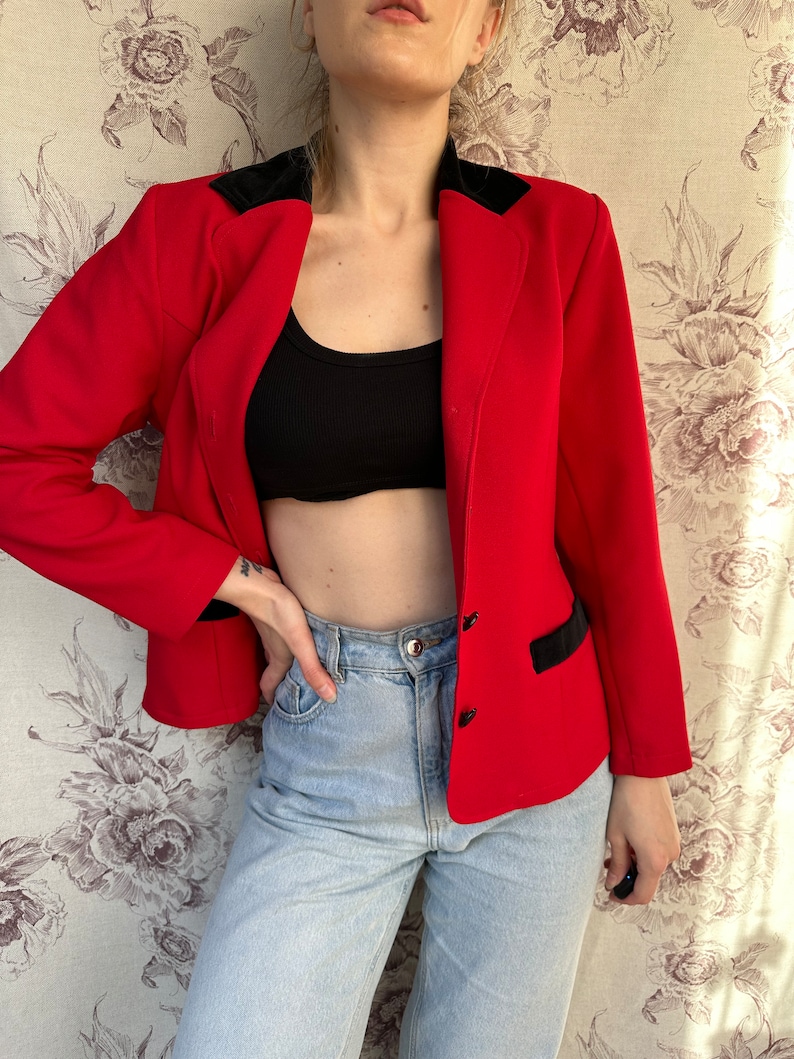 Blazer rojo vintage con detalles de terciopelo negro, elegante chaqueta de mujer de los años 90 imagen 4