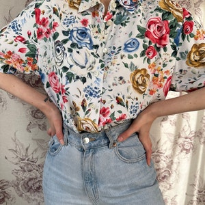 Blusa vintage bianca con stampa rose multicolor, elegante camicia da donna in viscosa leggera a maniche corte immagine 4