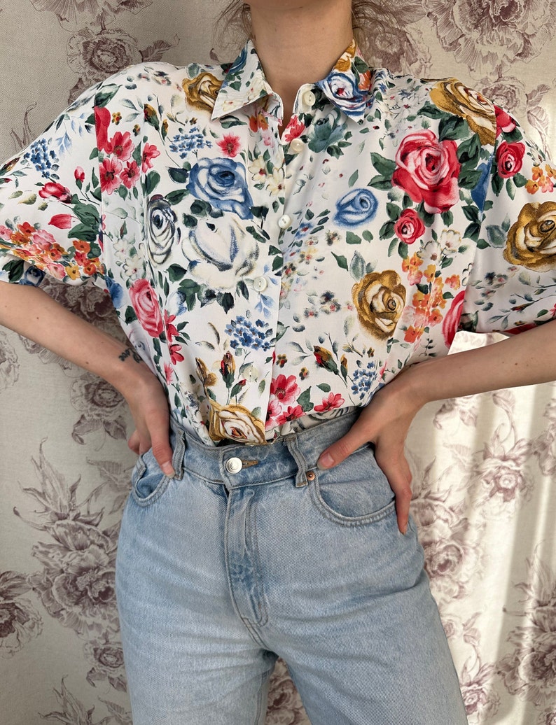 Blusa vintage bianca con stampa rose multicolor, elegante camicia da donna in viscosa leggera a maniche corte immagine 4