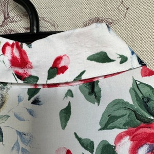 Blusa vintage blanca con estampado de rosas multicolor, elegante camisa de mujer de viscosa ligera de manga corta imagen 8
