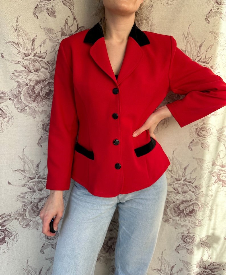 Blazer rojo vintage con detalles de terciopelo negro, elegante chaqueta de mujer de los años 90 imagen 2