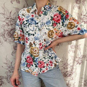 Blusa vintage bianca con stampa rose multicolor, elegante camicia da donna in viscosa leggera a maniche corte immagine 6