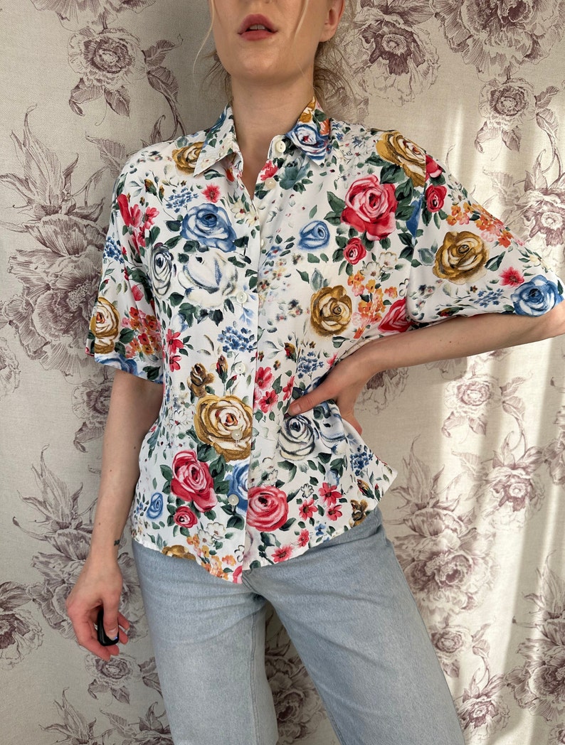 Blusa vintage blanca con estampado de rosas multicolor, elegante camisa de mujer de viscosa ligera de manga corta imagen 6