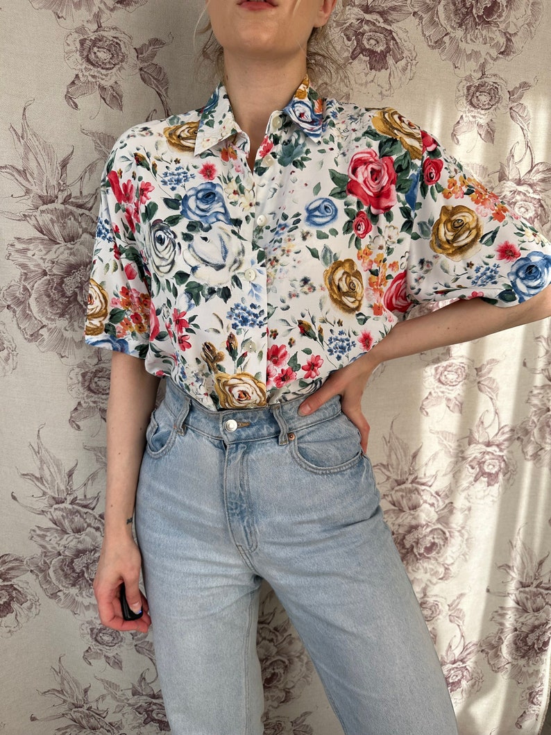 Blusa vintage bianca con stampa rose multicolor, elegante camicia da donna in viscosa leggera a maniche corte immagine 1