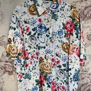 Blusa vintage blanca con estampado de rosas multicolor, elegante camisa de mujer de viscosa ligera de manga corta imagen 10