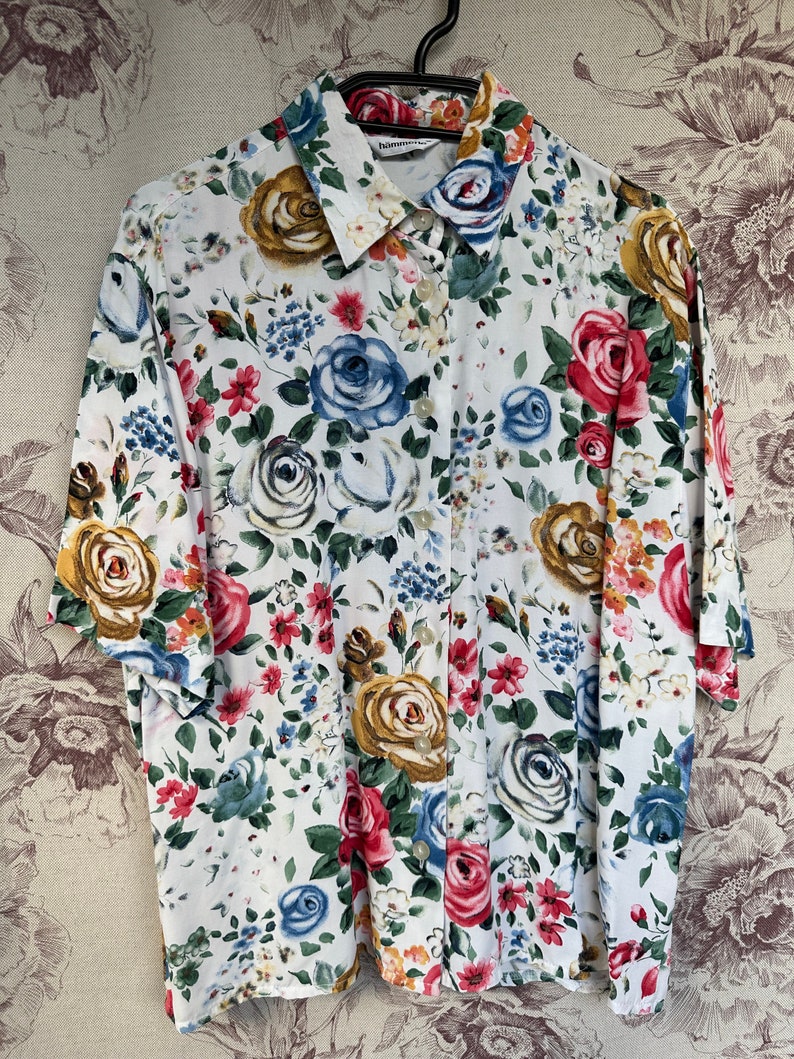 Blusa vintage blanca con estampado de rosas multicolor, elegante camisa de mujer de viscosa ligera de manga corta imagen 10