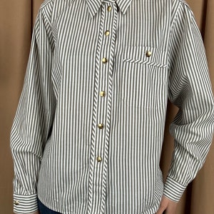 Chemise à rayures kaki blanches vintage, chemise chic avec boutons dorés image 7