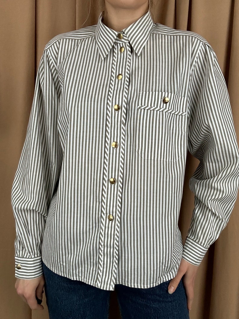 Chemise à rayures kaki blanches vintage, chemise chic avec boutons dorés image 7