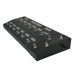 Könnte beinhalten: Schwarzes Fußpedal mit 12 Fußschaltern und einem kleinen LCD-Bildschirm. Das Pedal ist mit "FC-12" beschriftet und hat ein Logo einer stilisierten Welle.