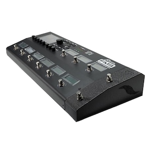 Könnte beinhalten: Schwarzer Multieffektprozessor Fractal Audio Systems FM3 mit einem großen LCD-Bildschirm, mehreren Fußschaltern und einer strukturierten schwarzen Oberfläche. Das Gerät trägt ein silbernes Logo mit der Aufschrift "Fractal Audio Systems FM3".