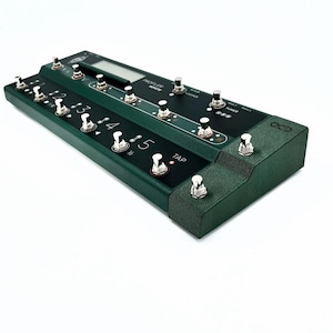 Könnte beinhalten: Ein grünes Multieffektpedal mit einem digitalen Display und mehreren Fußschaltern. Das Pedal hat ein 'PROPELLER' Label und einen 'TAP' Knopf.