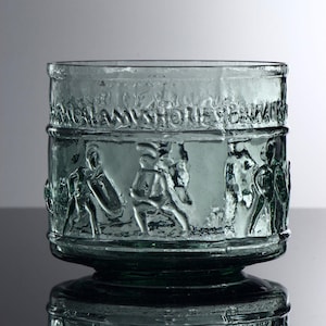 Römischer Zirkus Becher mit Gladiatorenmotiv (048a in blau-grünem Glas)