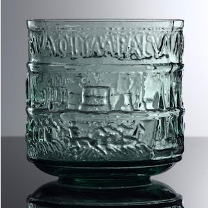 Römischer Zirkus Becher der ein Wagenrennen zeigt (047d in blau-grünem Glas)