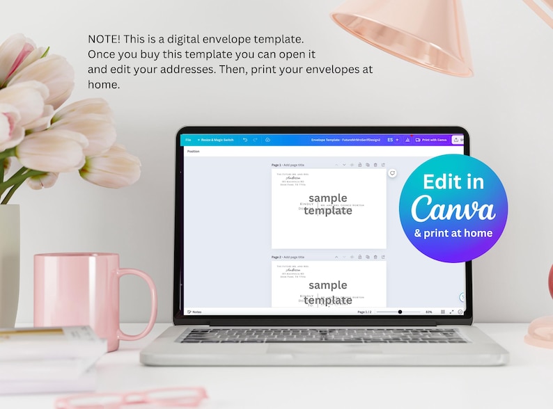 K&ouml;nnte beinhalten: Ein Laptop-Computer, auf dem eine Canva-Designvorlage mit dem Text "Beispielvorlage" auf zwei Seiten angezeigt wird. Der Laptop steht auf einem wei&szlig;en Schreibtisch mit einer rosa Tasse und einem Strau&szlig; rosa Blumen. Der Text "In Canva bearbeiten und zu Hause drucken" befindet sich auf einem blauen Kreis.