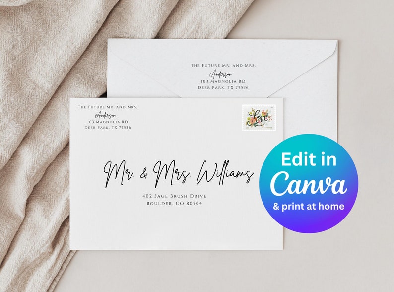 K&ouml;nnte beinhalten: Ein wei&szlig;er Umschlag mit schwarzem Text, der "The Future Mr. and Mrs. Andersen 103 Magnolia Rd Deer Park, TX 77536" und "Mr. & Mrs. Williams 402 Sage Brush Drive Boulder, CO 80304" lautet. Eine Blumenmarke mit dem Wort "Love" befindet sich in der oberen rechten Ecke. Ein blauer und violetter Kreis mit dem Text "Edit in Canva & print at home" befindet sich in der unteren rechten Ecke.