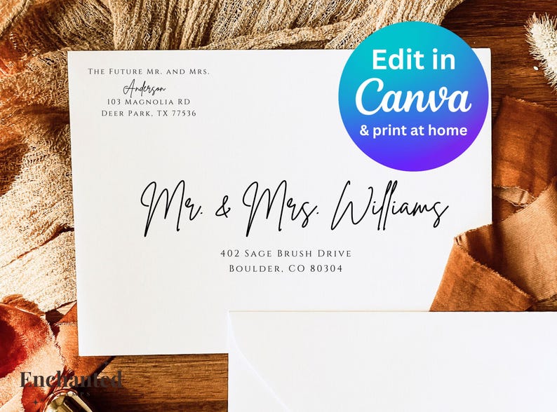 K&ouml;nnte beinhalten: Ein wei&szlig;er Umschlag mit einer handschriftlichen Adresse f&uuml;r Herrn und Frau Williams. Die Adresse lautet 402 Sage Brush Drive, Boulder, CO 80304. Der Umschlag enth&auml;lt auch eine vorgedruckte Adresse f&uuml;r die zuk&uuml;nftigen Herrn und Frau Anderson, 103 Magnolia Rd, Deer Park, TX 77536. Ein blauer und violetter Kreis mit dem Text "Edit in Canva & print at home" befindet sich in der oberen rechten Ecke des Umschlags.