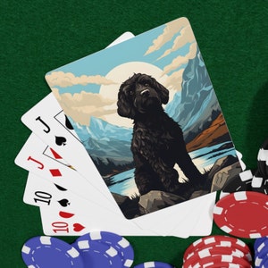 Portie Playing Cards, votre compagnon de randonnée préféré, le chien d'eau portugais pose devant un lac de montagne