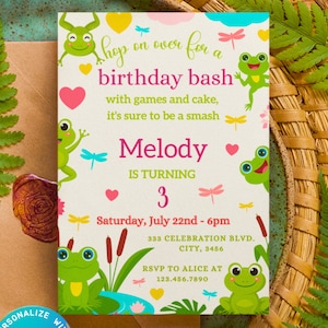 Puede incluir: Una invitación de cumpleaños verde y rosa con temática de rana. La invitación dice "Hop on over for a birthday bash with games and cake, it's sure to be a smash. Melody is turning 3. Saturday, July 22nd - 6pm. 333 Celebration Blvd. City, 3456. RSVP to Alice at 123.456.7890."