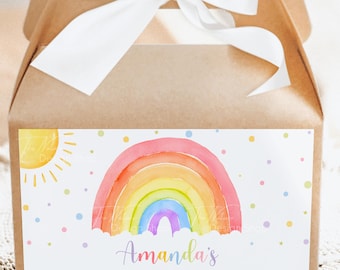 Könnte beinhalten: Eine braune Geschenkbox mit einem weißen Band und einem bunten Regenbogen- und Sonnenmotiv. Die Box hat ein Etikett mit der Aufschrift "Amanda's 5th Birthday".