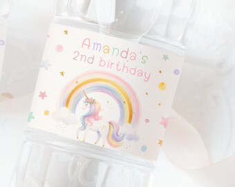 Könnte beinhalten: Wasserflaschenetikett mit einem Einhorn, einem Regenbogen und Sternen. Das Etikett lautet "Amanda's 2nd birthday".