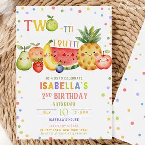 Puede incluir: Una colorida invitación con el texto "TWO-TTI FRUTTI" y "ISABELLA'S 2ND BIRTHDAY". El diseño presenta ilustraciones de acuarela de frutas sonrientes como manzanas, sandías y piñas. La invitación incluye detalles del evento como la fecha, la hora y el lugar.