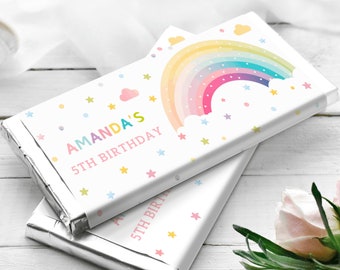 Könnte beinhalten: Ein weißer Schokoladenriegel-Wrapper mit einem Regenbogen, Wolken und Sternen. Der Text "Amanda's 5th Birthday" ist auf den Wrapper gedruckt.