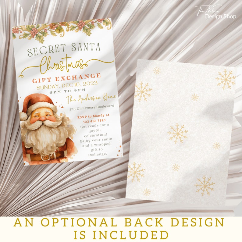 Pu&ograve; includere: Un invito festivo per uno scambio di regali di Secret Santa di Natale. L'invito presenta un'illustrazione ad acquerello di Babbo Natale con un cappello rosso e una barba bianca, che tiene un sacco di regali. Il testo sull'invito recita "Secret Santa Christmas Gift Exchange" e include la data, l'ora e il luogo dell'evento. L'invito include anche un numero di telefono per RSVP.