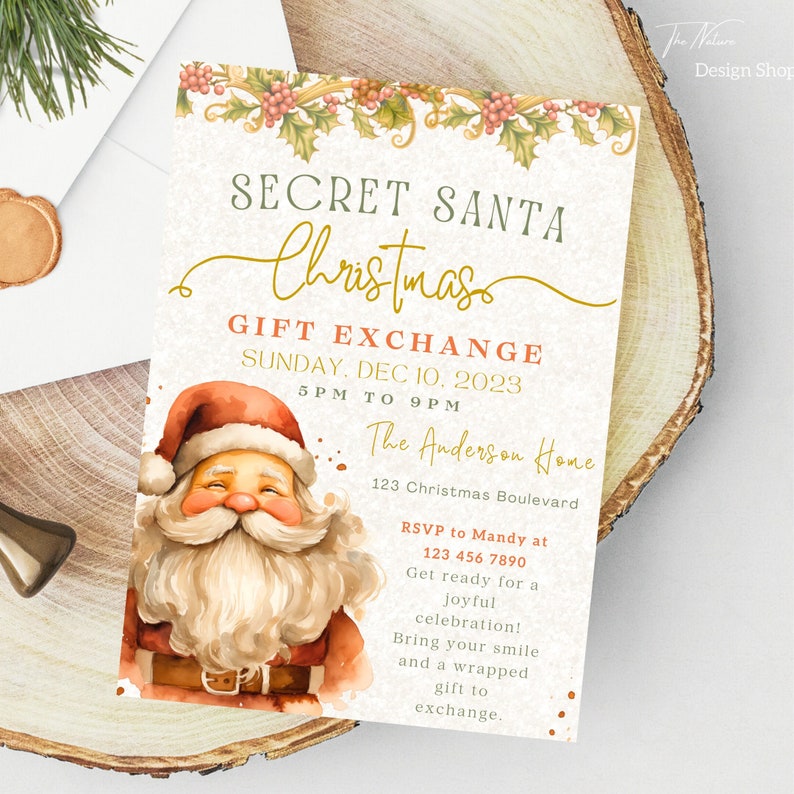 Pu&ograve; includere: Un'illustrazione ad acquerello di Babbo Natale con un cappello rosso e una barba bianca. L'invito &egrave; per uno scambio di regali di Secret Santa di Natale la domenica 10 dicembre 2023, dalle 17:00 alle 21:00 presso The Anderson Home, 123 Christmas Boulevard. RSVP a Mandy al 123 456 7890.