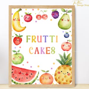 Può includere: Un cartello stampabile con sfondo bianco e testo colorato che recita "FRUTTI CAKES". Il cartello è decorato con illustrazioni di frutta a cartone animato, tra cui una banana, una fragola, una ciliegia, un mirtillo, una pera, una mela, un'anguria, un'arancia e un ananas.