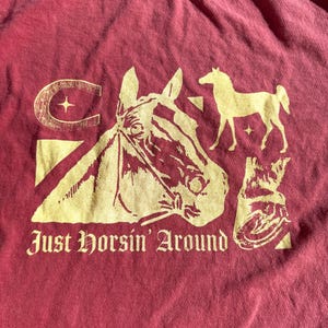Camiseta gráfica Horsin' Around con estampado serigrafiado, estilo vintage, lavado cómodo, colores hechos a pedido
