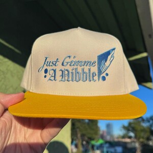Just Gimme A Nibble Shark Broderad Snapback-keps Gul och krämfärgad Beställningsbar Hatt