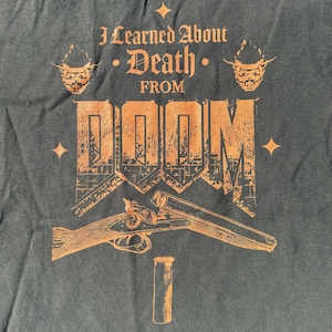 Aprendí sobre la muerte en la camiseta gráfica serigrafiada del videojuego retro DOOM, hecha a pedido.