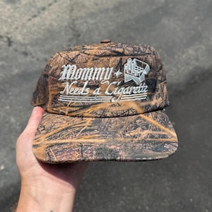 „Mommy Needs a Cig“ – Lustige, bestickte Snapback-Kappe in Cremebraun, auf Bestellung gefertigt