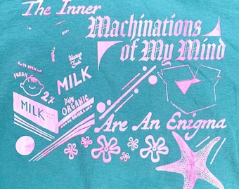 "Os mecanismos internos da minha mente são um enigma" - Citação do Bob Esponja - Camiseta com estampa em serigrafia, lavagem vintage, Comfort Colors, feita sob encomenda.