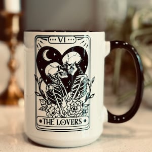 Tasse à café tarot pour Halloween, carte de tarot des amoureux, jolie tasse à café sorcière, tasse squelette floral, cadeau d'anniversaire romantique pour couple