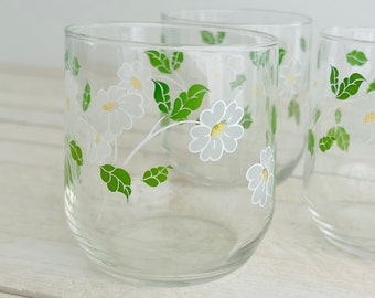 Vintage Daisy Glasses / Dainty Floral Lumicarc Glass Set of 3 / Retro Spring Decor Drinking Glasses