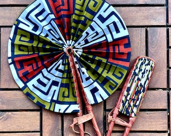 afrikanische Fächer mit Stiel / Stofffächer mit Handgriff aus Leder - handgemacht, Waxstoff, bunte Rundfächer aus Ghana