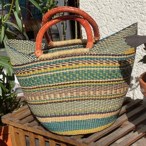 Grote, handgevlochten mand - Bolga Basket - U-shopper met leren handvat - uit Bolgatanga - Ghana - Afrika - boodschappenmand picknickmand