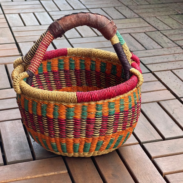 rundes handgewebtes Körbchen klein - Bolga Basket - Korb rund und bunt, afrikanische Deko aus Bolgatanga, Picknickkörbchen - fair