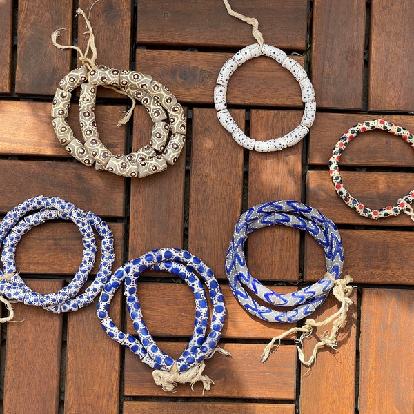 weiß - buntes, afrikanisches Armband / Perlenarmband aus recyceltem Glas, handgemalt, Beads aus Ghana Freundschaftsarmband Partnerarmband