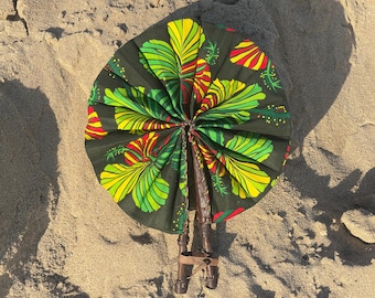 afrikanische Fächer mit Stiel / Stofffächer mit Handgriff aus Leder - handgemacht, Waxstoff, bunte Rundfächer aus Ghana