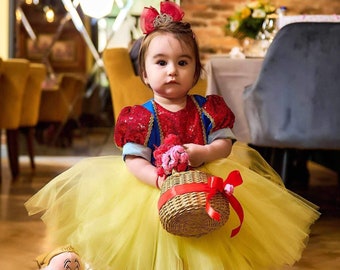 Robe de fée colorée sur le thème d'un costume de fille avec des volants, robe de fille de conte de fées, déguisement de fille, robe de princesse, robe de reconstitution historique pour filles