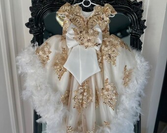 Robe blanche formelle pour fille avec dentelle dorée, traine et plumes, robe de mariée parfaite pour fille, robe de 1er anniversaire, robe de baptême pour bébé